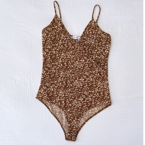 Gilli V-Neck Bodysuit - Picture 3 of 8